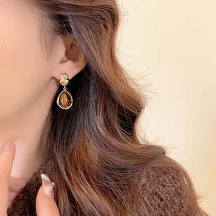 2025 New Autumn and Winter Earrings Maillard Earrings Temperament Fashionable Versatile Earrings Retro Light Luxurious Elegant Dan Style Earrings