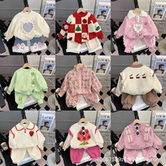 女の子の秋と冬の服セット 2025 新しいスタイルの子供の流行の服プラスベルベットのベビートレーナー厚みのある 2 点セット