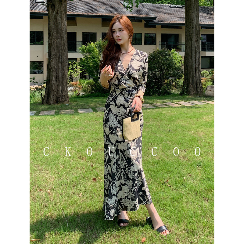 Rongtai Hepburn-Style Black and White Misty Floral Mulberry Silk Dress for Women, V-Neck Tie-Waist Wrap Long Dress