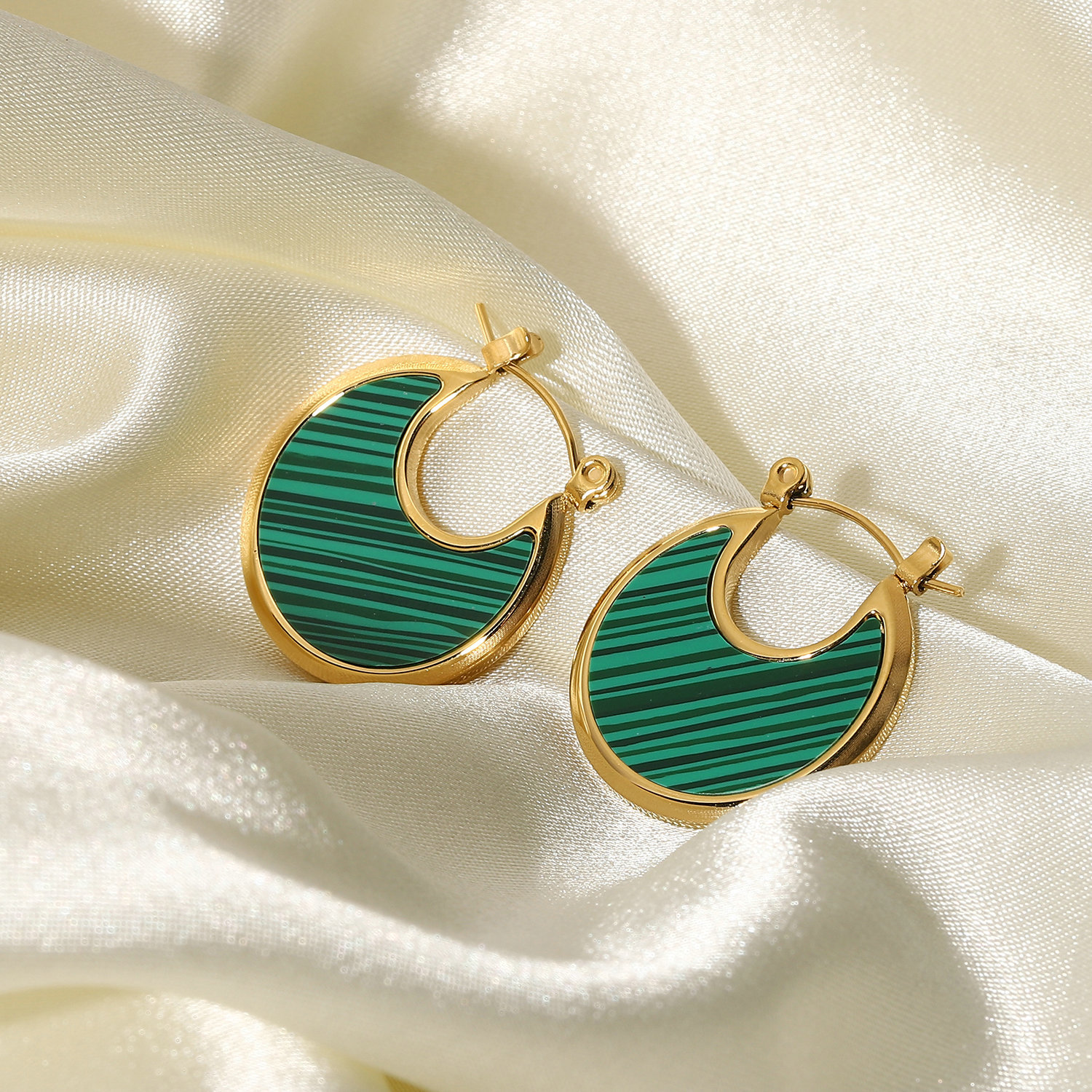 Retro Moon Fan-shaped Malachite White Shell Stainless Steel Earrings display picture 5