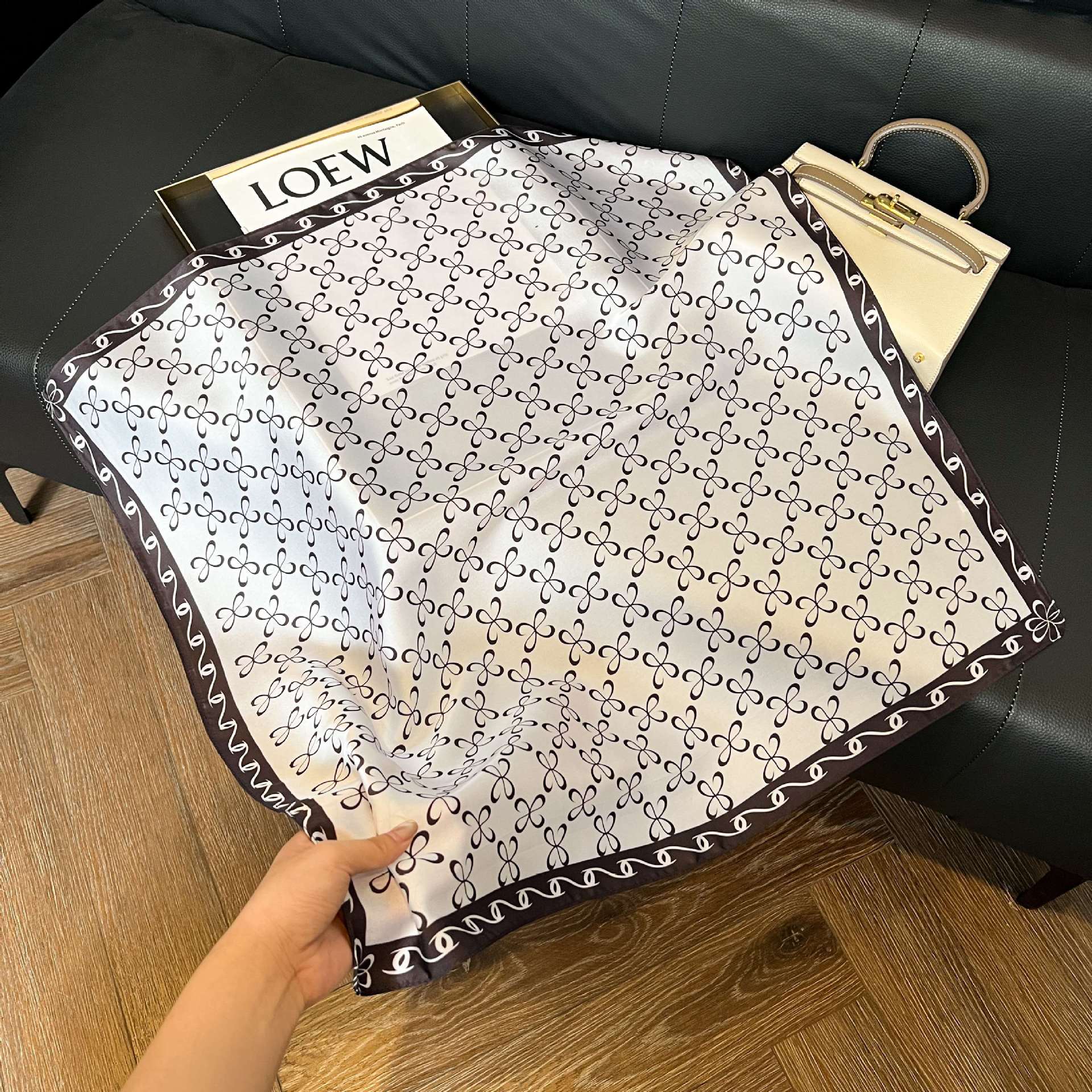Transfronterizos nuevos bufandas de seda azul de alto nivel de seda cuadrada de simulación bufandas de moda de decoración de moda de combinación bolsa correa de pelo bufandas profesionales