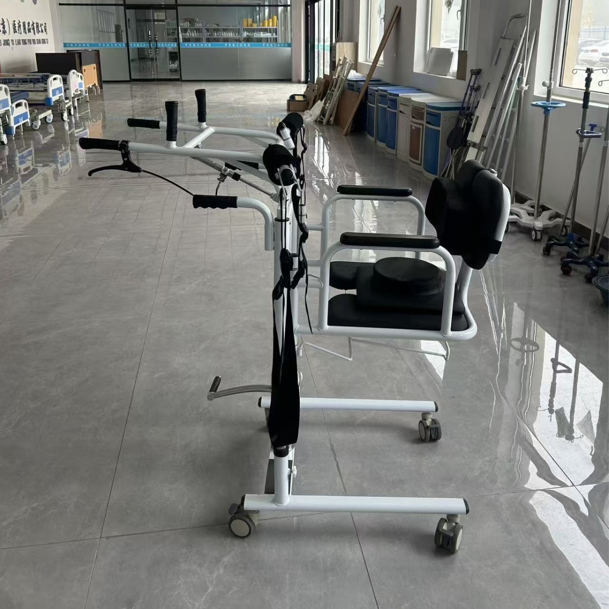 Dispositivo de desplazamiento para pacientes paralizados para personas discapacitadas bañarse asiento de inodoro máquina de desplazamiento para levantarse asistido asiento de elevación hidráulico reposabrazos