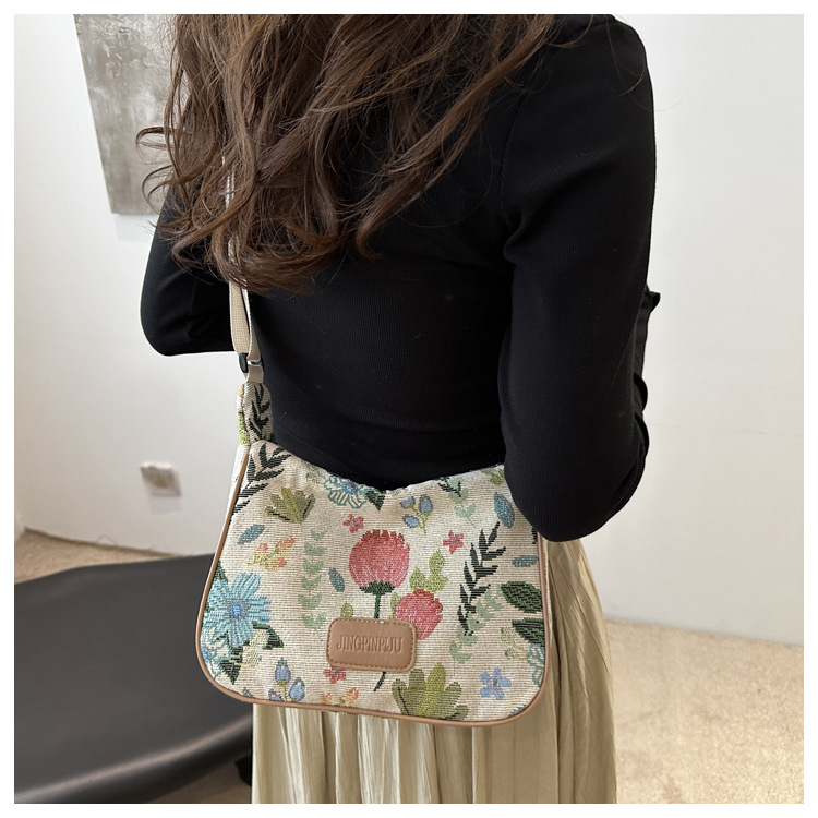 Popular fashion, simple, large-capacity printed trend 2024, fashionable patchwork canvas single-shoulder bag, small square bag, women's bag, trendy undefined