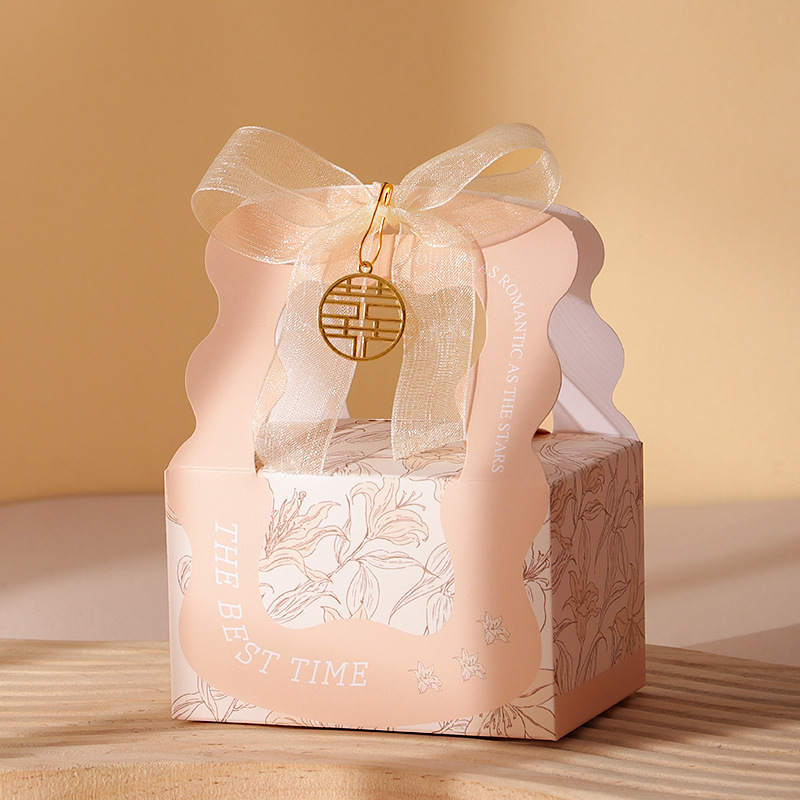 Champagne color + champagne gauze + happy word