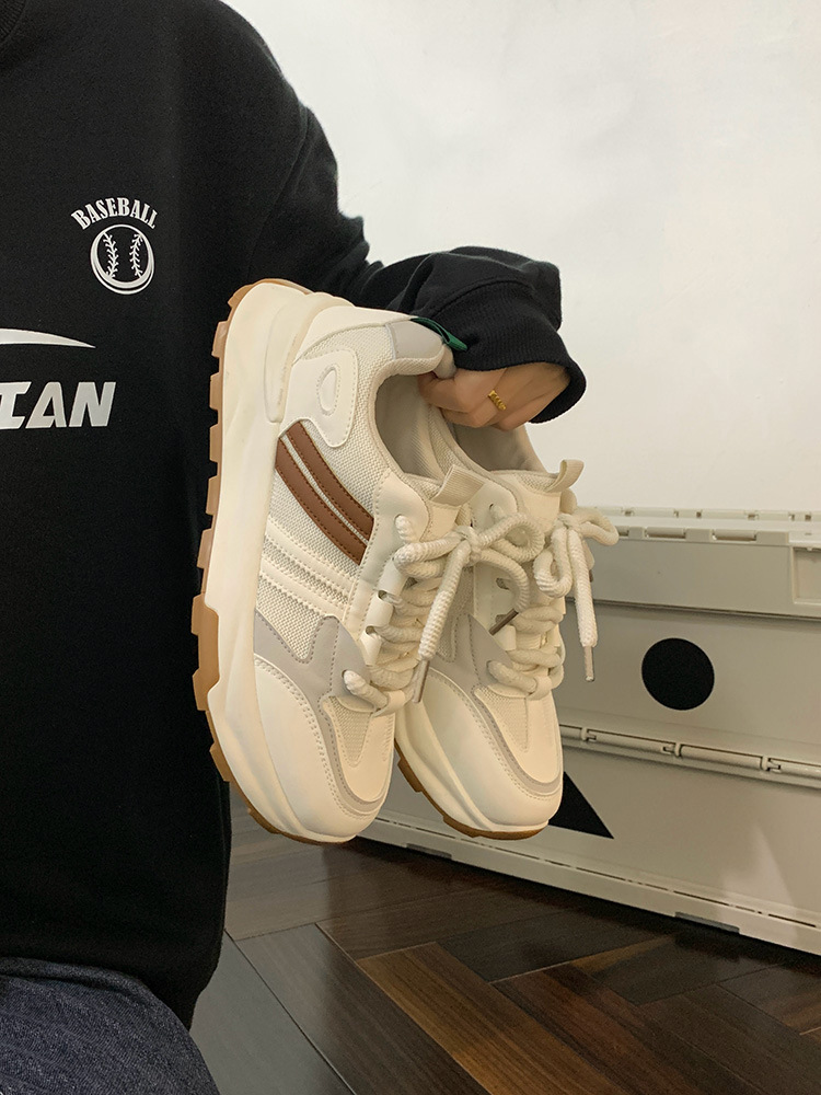 Zapatos deportivos de malla de suela gruesa para mujeres 2025 primavera nuevos zapatos casuales de muffins pequeños zapatos de alto padre