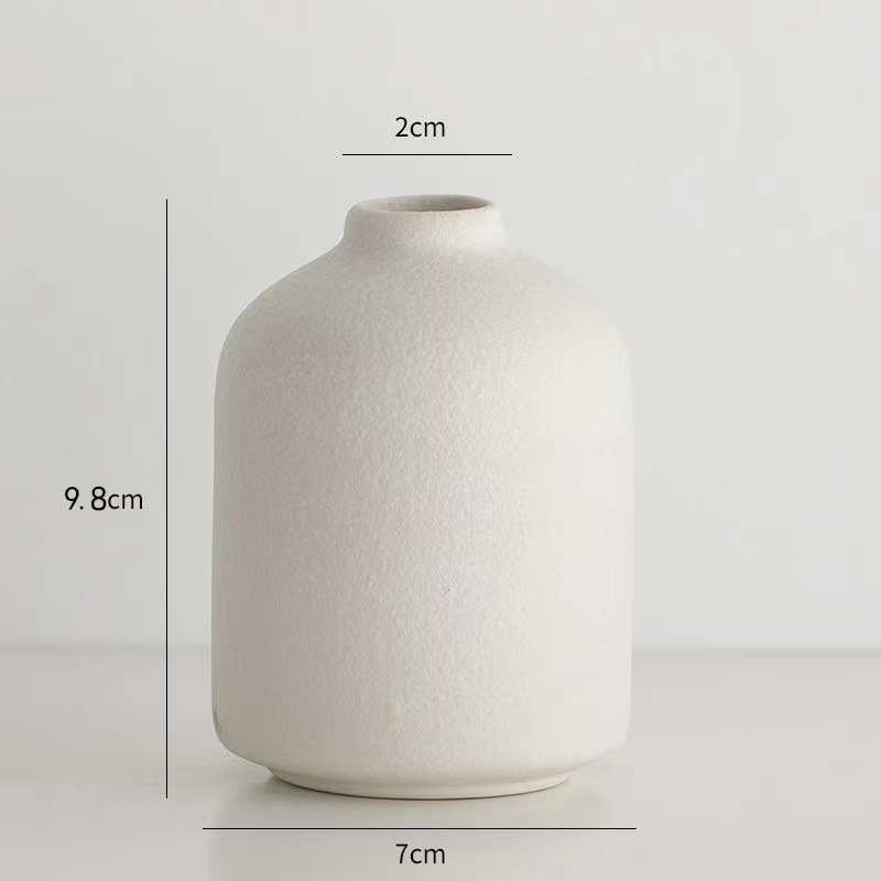 작은 젖빛 흰 꽃병