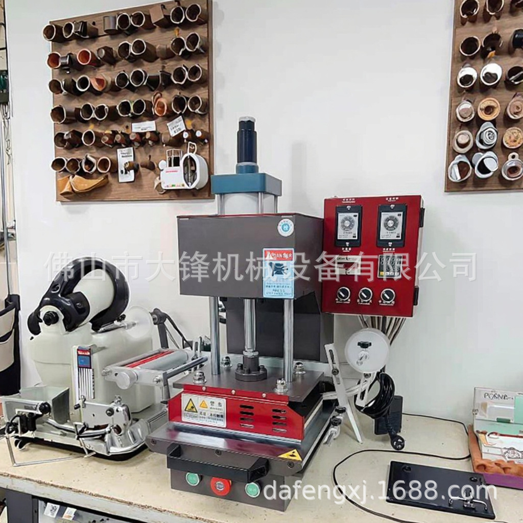 ��Ь��е�豸����ֱ��Ƥ���̱�LOGO��ѹ�̽���ӡѹ����