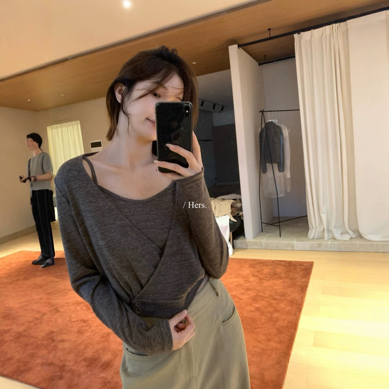 Hers sweet Korean-style simple V-neck long-sleeve cardigan + camisole two-piece set for women 66815 Hers sweet Korean-style simple V-neck long-sleeve cardigan + camisole two-piece set for women 66815