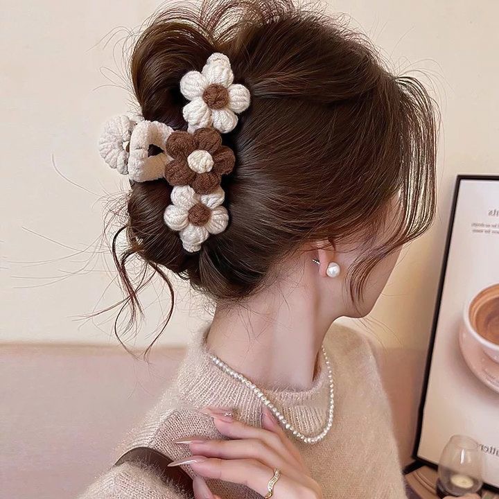 67#Creamy white knitted hair claw clip with three flowers, approximately 11cm