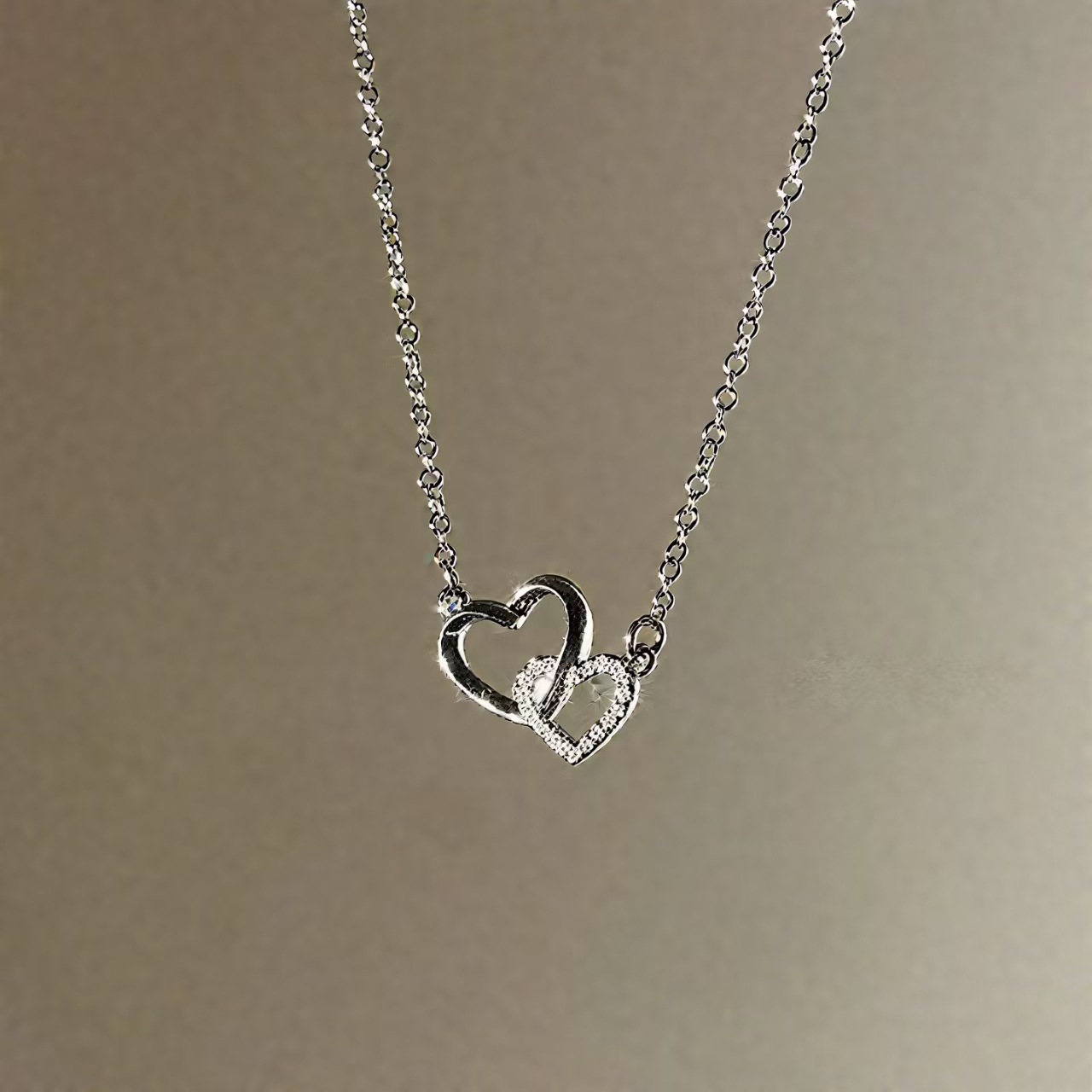 Interlocking Heart Clavicle Chain Necklace for Women, Niche Elegant, Simple Heart-Shaped Sweet Pendant, Birthday Gift for Girlfriend