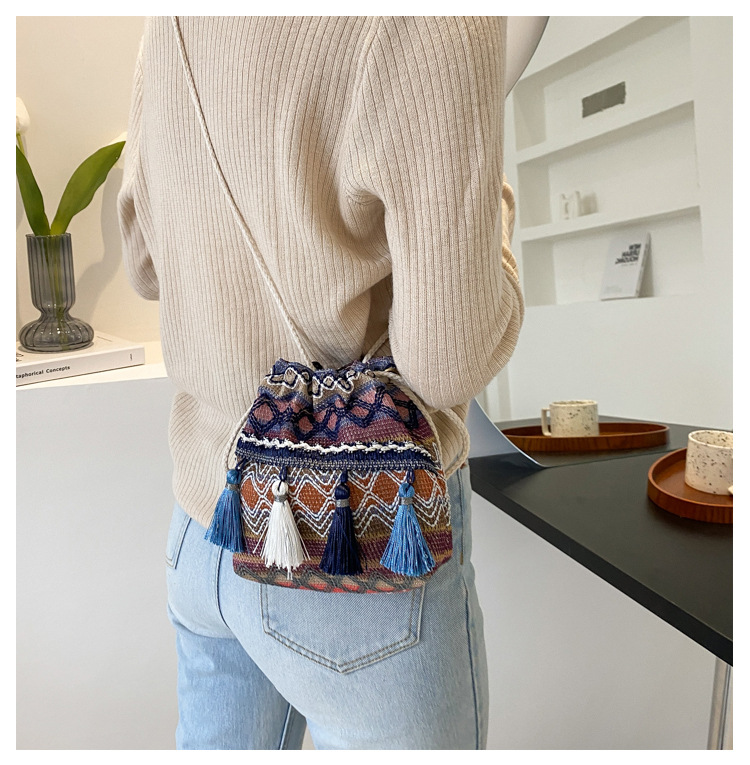 The 2022 new trendy and fashionable fringed bucket bag, a single-shoulder personalized crossbody bag with ethnic style undefined