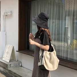 帆布斜跨女大包2025ins小众设计拼接撞色抽绳麻料手提单肩旅行包