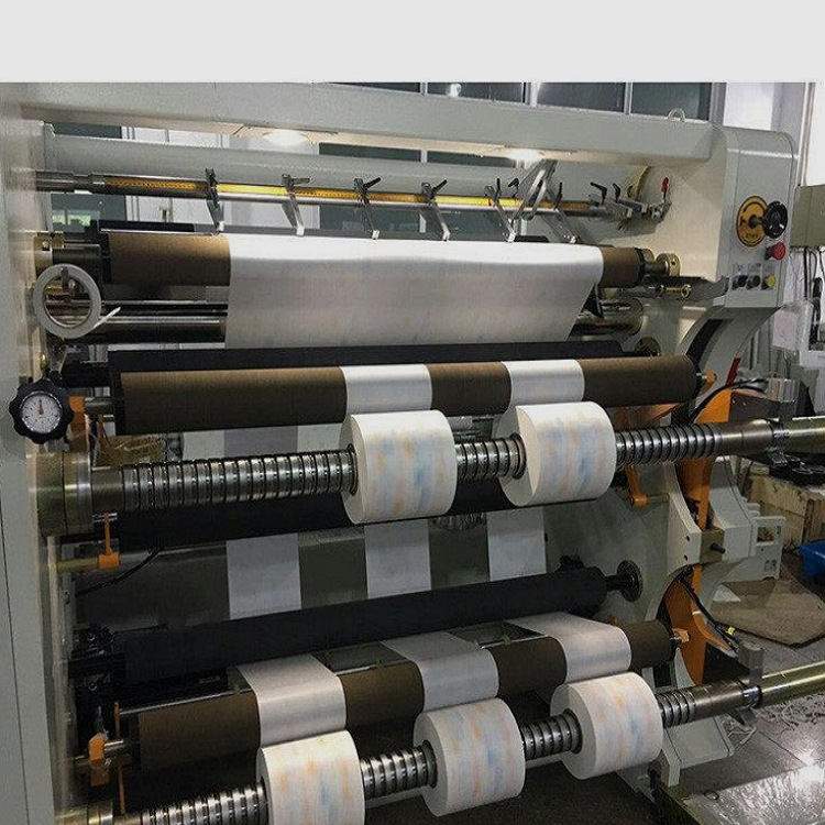 Una mina suministró la máquina de corte de tela no tejida, la máquina de bobinado y nivelación es simple y conveniente.