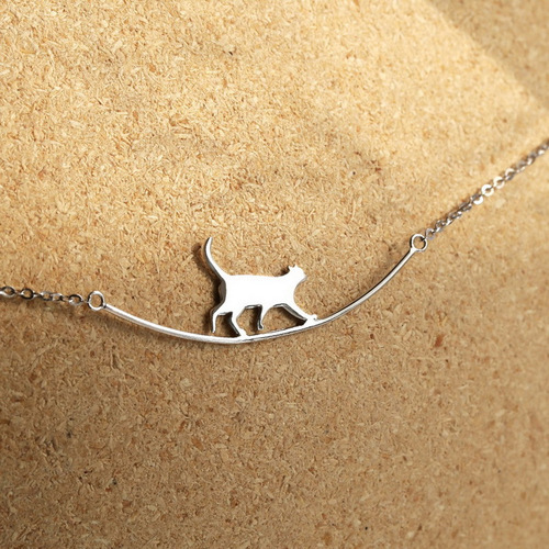 European and American-style climbing cat pendant necklace creative alloy small cat lockchain short animal necklace wholesale