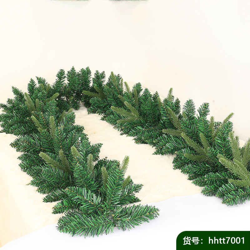 クリスマスの植毛は雪の松の枝をくっつけて装飾品の藤の条を持ってホテルのショーウインドーの扉を飾って壁面の学校のレストランを掛けます。|undefined