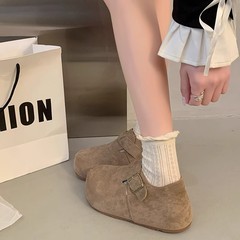 内高ブランケン靴の女性は2025朝の春のモデルに合わせてスカートのきれいな靴を履いています。