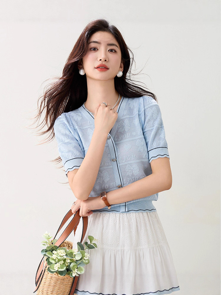 Áo thun nữ tay ngắn cổ chữ V họa tiết Jacquard chất liệu Ice Silk mềm mại — màu thiên thanh