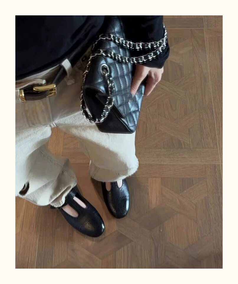 Giày bệt Mary Jane mũi tròn da lộn chạm khắc khóa chữ T phong cách retro, đế bằng 1 cm — Màu kaki, màu đen chi tiết 8