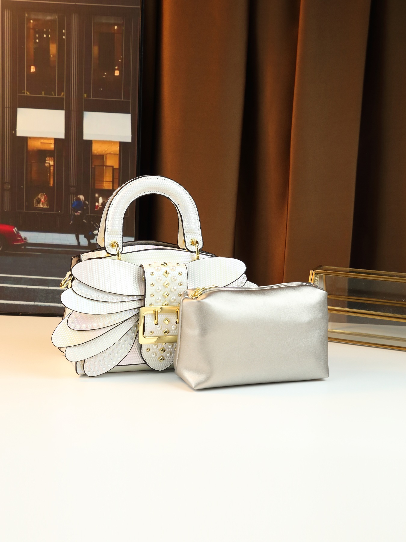Bolsa tiracolo feminina elegante com pérolas e design de asa_voghion.com