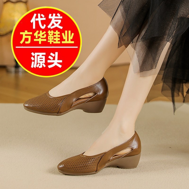 2026 verano nuevo cuero suave agujero agujero zapatos de moda mujer sandalias de suela suave transpirables de talón grueso zapatos de talón bajo
