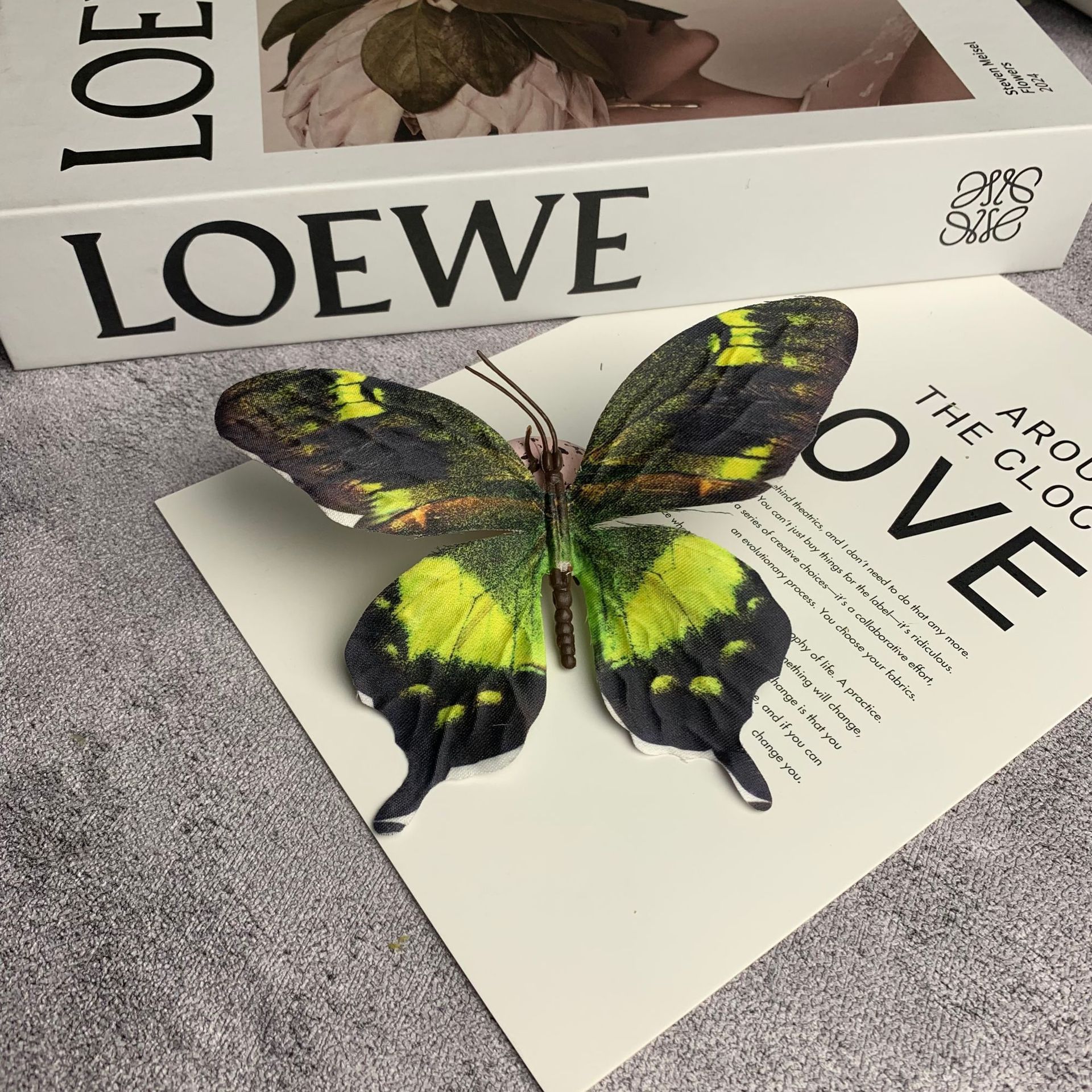 큰 나비 노란색과 검정색