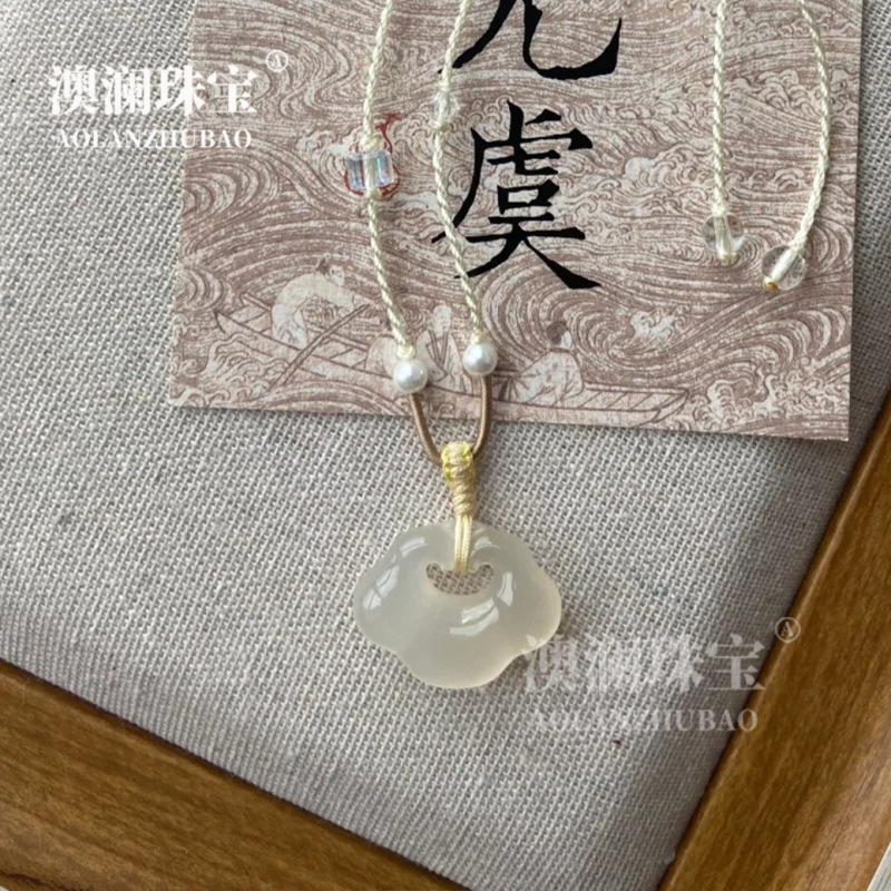 ナチュラルホワイトムーンライト瑪瑙祥雲ロック安全ロックペンダントハイアイスカルセドニールイロックネックレスペンダント鎖骨チェーン|undefined