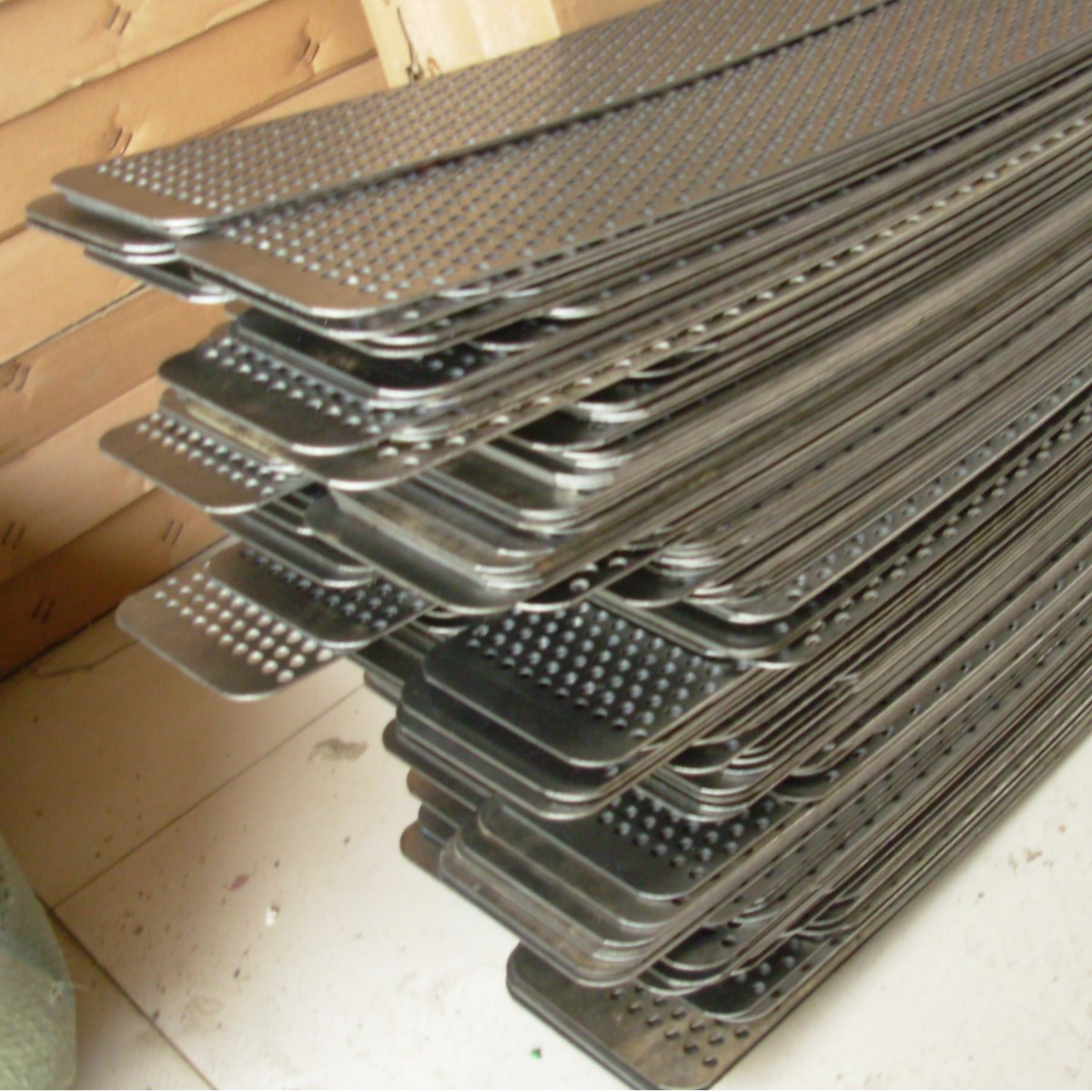 优质2mm镀锌板冲三角形孔网，冲孔音响网，冲孔通风网板，冲孔板