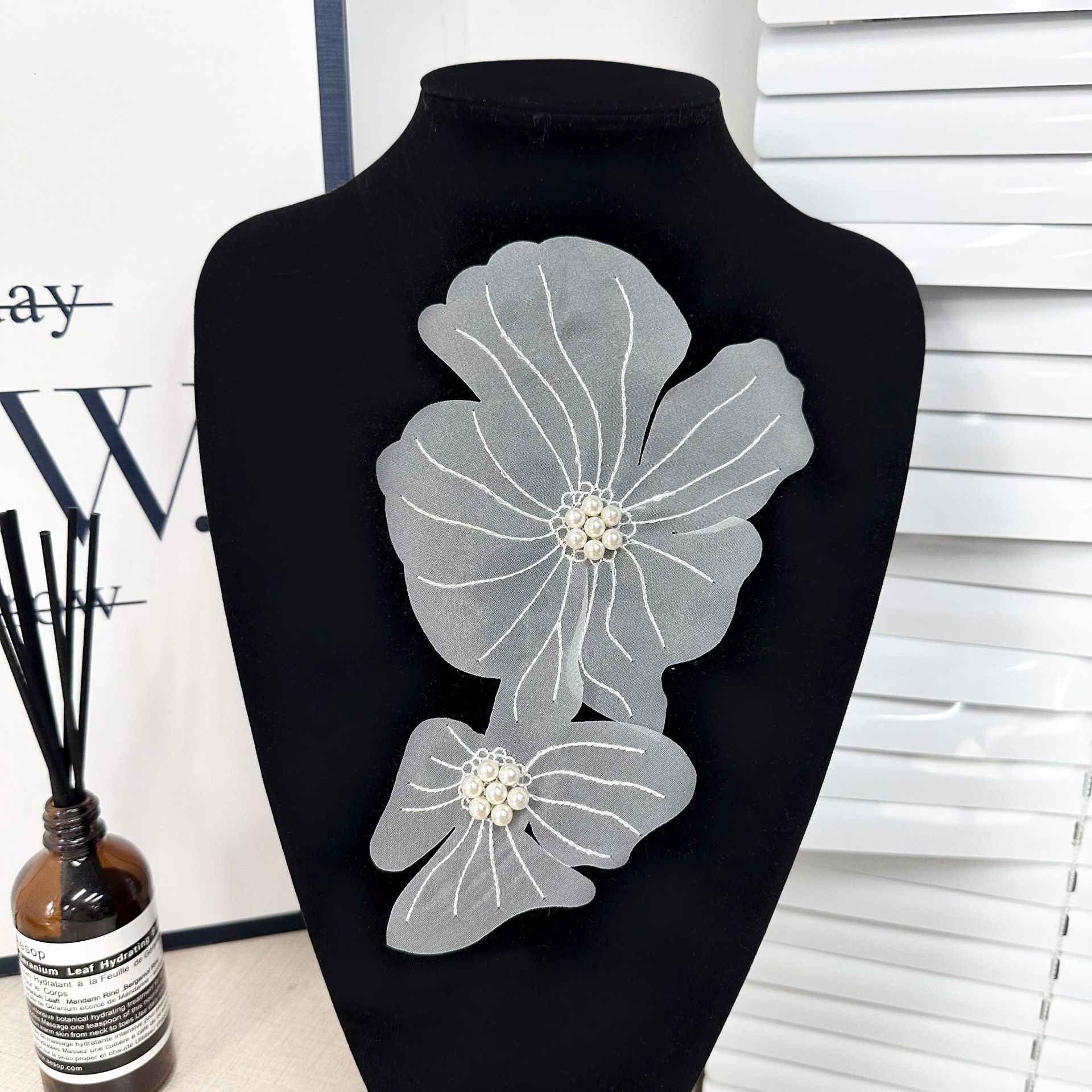 Computer bordado cuentas pegatinas cuentas pegatinas cuellos de encaje decoración de collar tela de malla doble superpuesta ropa pegatinas de tela de pecho
