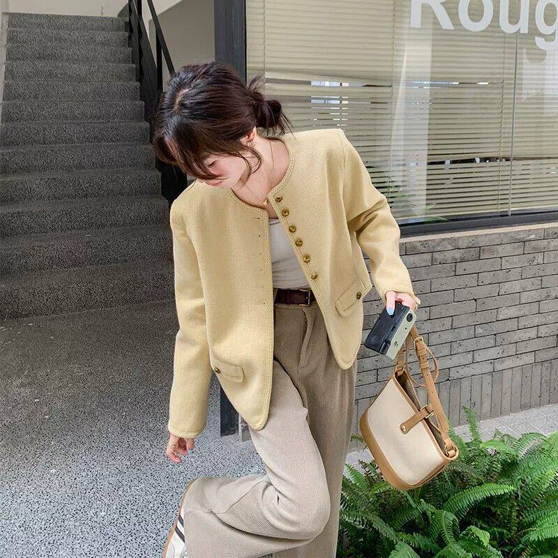 Áo khoác nữ dáng ngắn cổ tròn phong cách retro thanh lịch, form rộng, chất liệu tweed — Ren vàng chi tiết 1