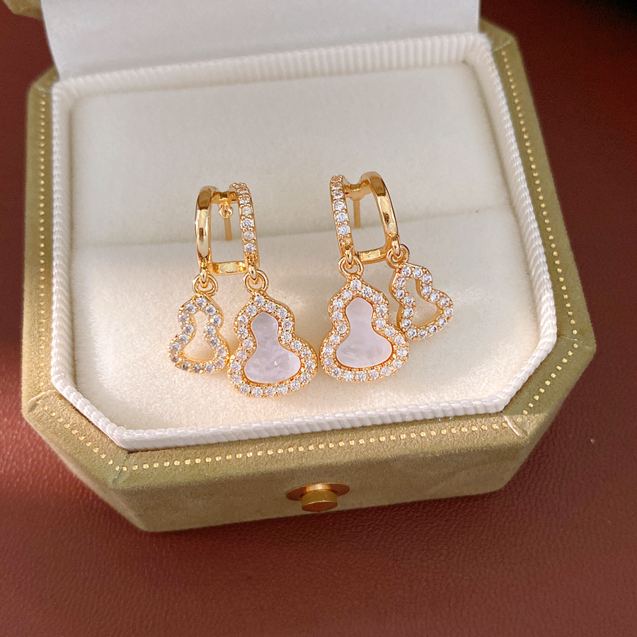 Agujas de plata, pendientes huecos de diamante, temperamento exquisito, pendientes de moda, pendientes de lujo ligero, pendientes de alta calidad al por mayor.