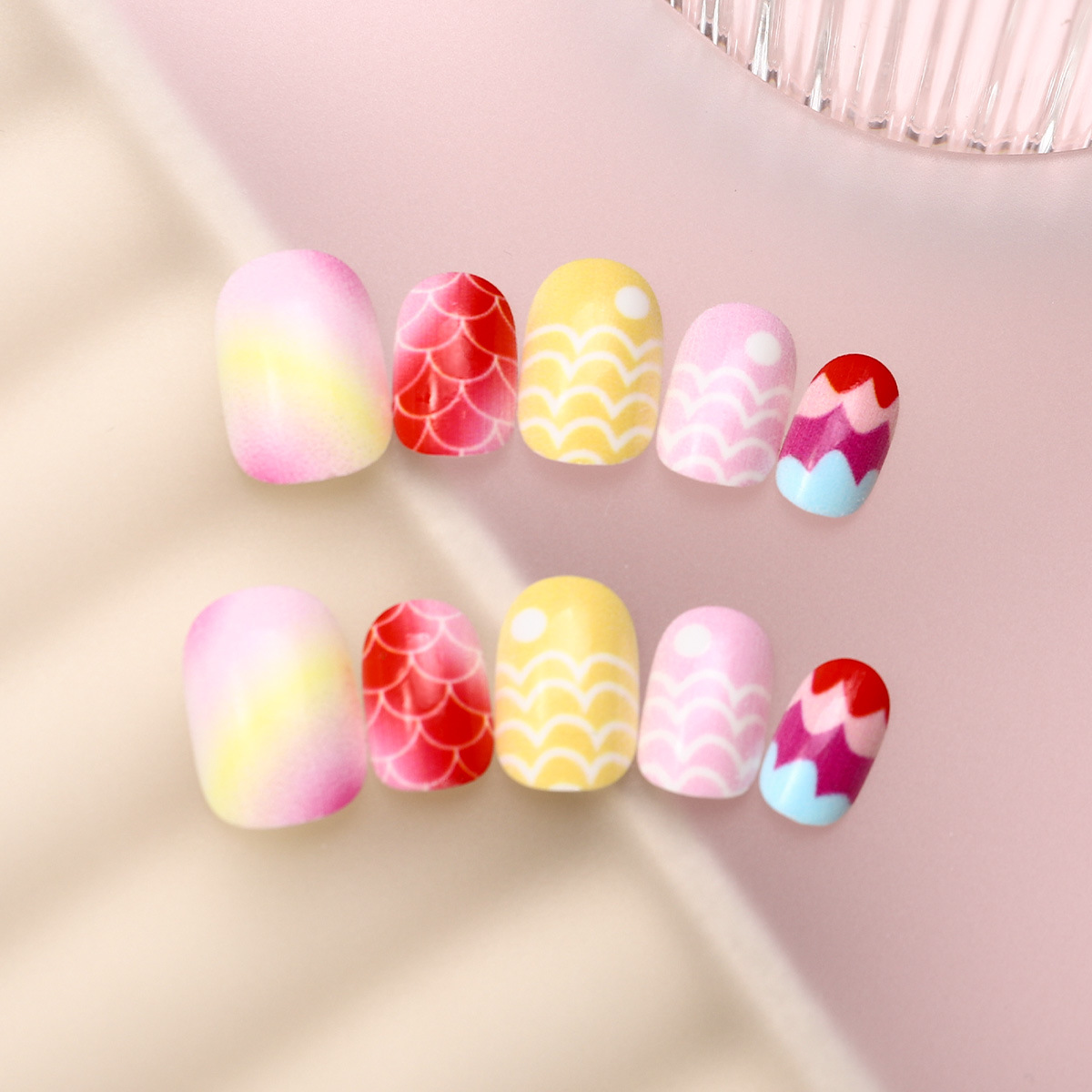 Pequeño libro rojo venta caliente para niños que usan piezas de uñas 24 piezas de gel de goma de uñas falsas ondas cortas desmontables de uñas