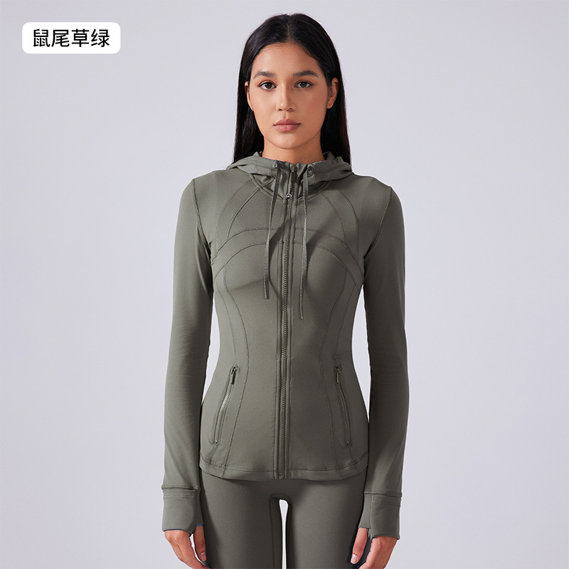 秋の新型ヨガ服の女性は帽子のファスナーの運動のコートを持っています。