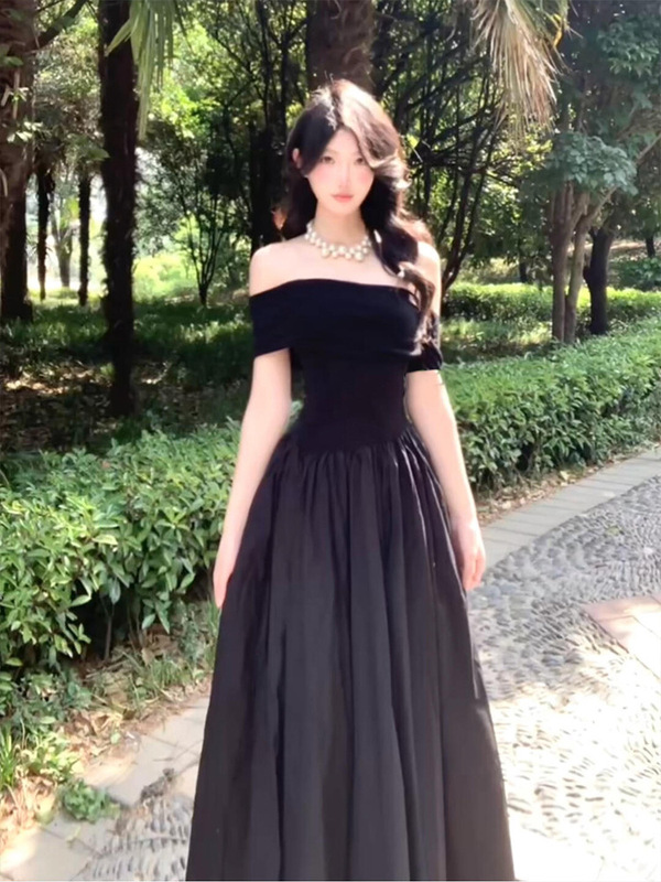 夏の女性向けの黒のワンショルダードレス、とても見栄えが良い、ヘップバーンスタイル、ハイエンド、絞りウエスト、美しいロングスカート|undefined