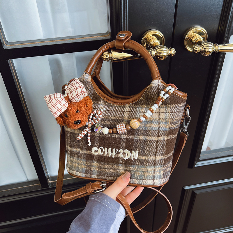 Otoño 2025 nuevo perro cuentas bolso de cubo bolso de viaje femenino estilo coreano retro mochila de hombro esmerilado