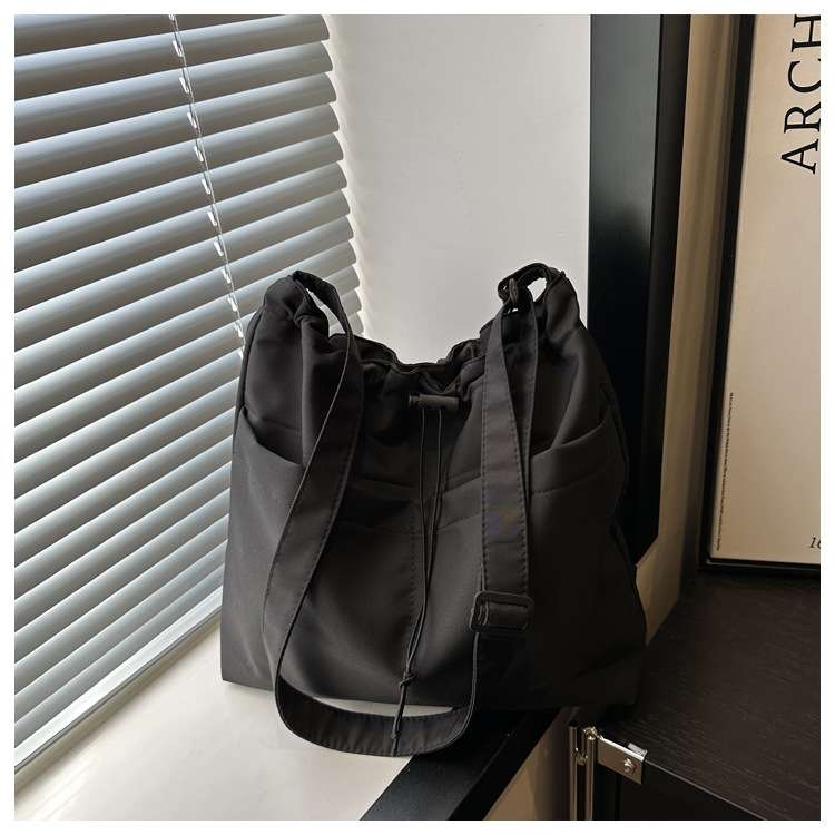 The popular autumn and winter bags for women in 2024: large-capacity crossbody bag, Tote commuter bag, single-shoulder bag, soft undefined