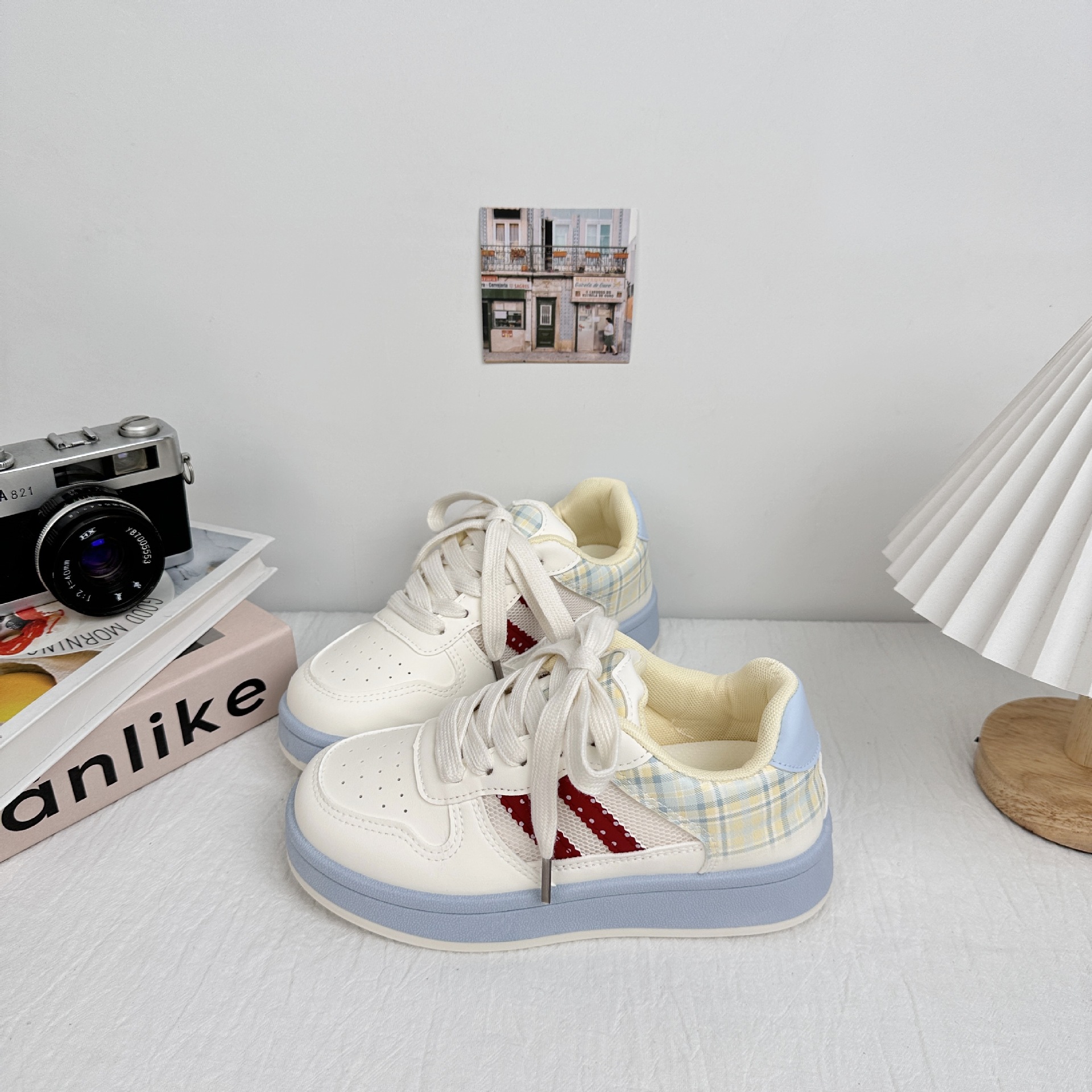 Zapatos de mujer frescos de fondo grueso de ondas distantes 2025 verano nuevos zapatos de skate dulces y lindos, zapatos de malla transpirables pequeños zapatos blancos