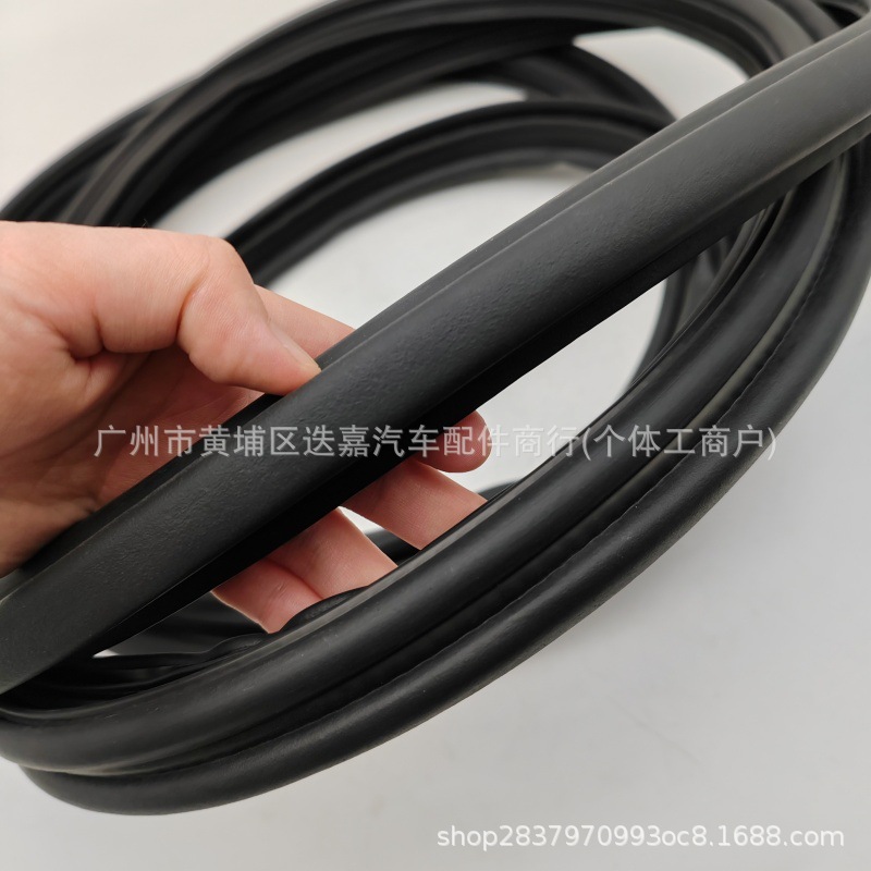 67881-60110 Is Suitable for Toyota Land Cruiser Lc100 Tailgate Sealing Rubber Strip 67881-60111