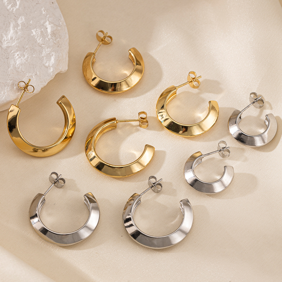 TENA europa y americana pendientes de acero inoxidable lujoso ligero de alto nivel sensación de anillo redondo abertura de contraste de color de acero de titanio pendientes de acero para mujeres no se desvanecen pendientes