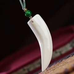 オリジナルの野生のイノシシの歯ペンダント、高精度研磨されたイノシシの歯のペンダント、歯の骨と角のジュエリー卸売