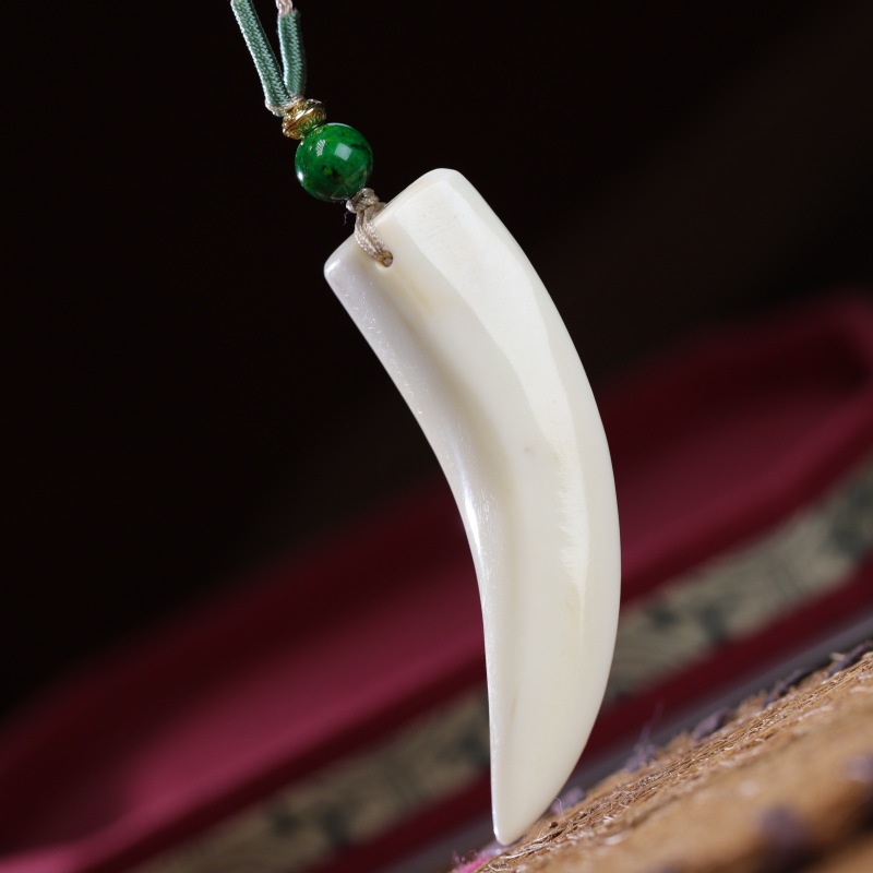 オリジナルの野生のイノシシの歯ペンダント、高精度研磨されたイノシシの歯のペンダント、歯の骨と角のジュエリー卸売|undefined