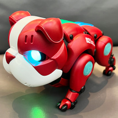 子供の知能の声は機械の電動の犬を制御して歌を歌って踊ります。