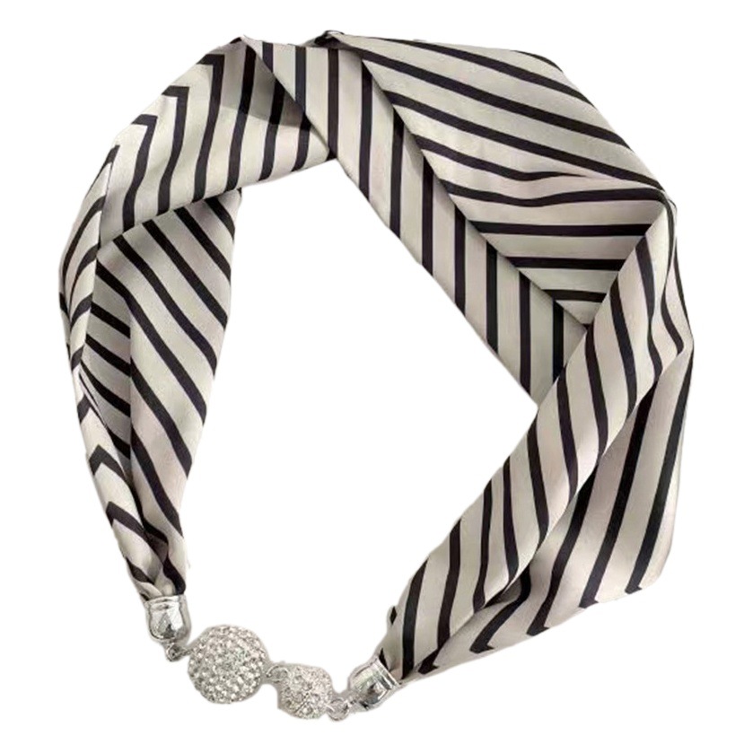 Estilo coreano hebilla magnética bufanda de seda pequeña bufanda collar hebilla perezoso colgante de alto grado collar de estilo nacional clavícula rhinestone perla mujeres