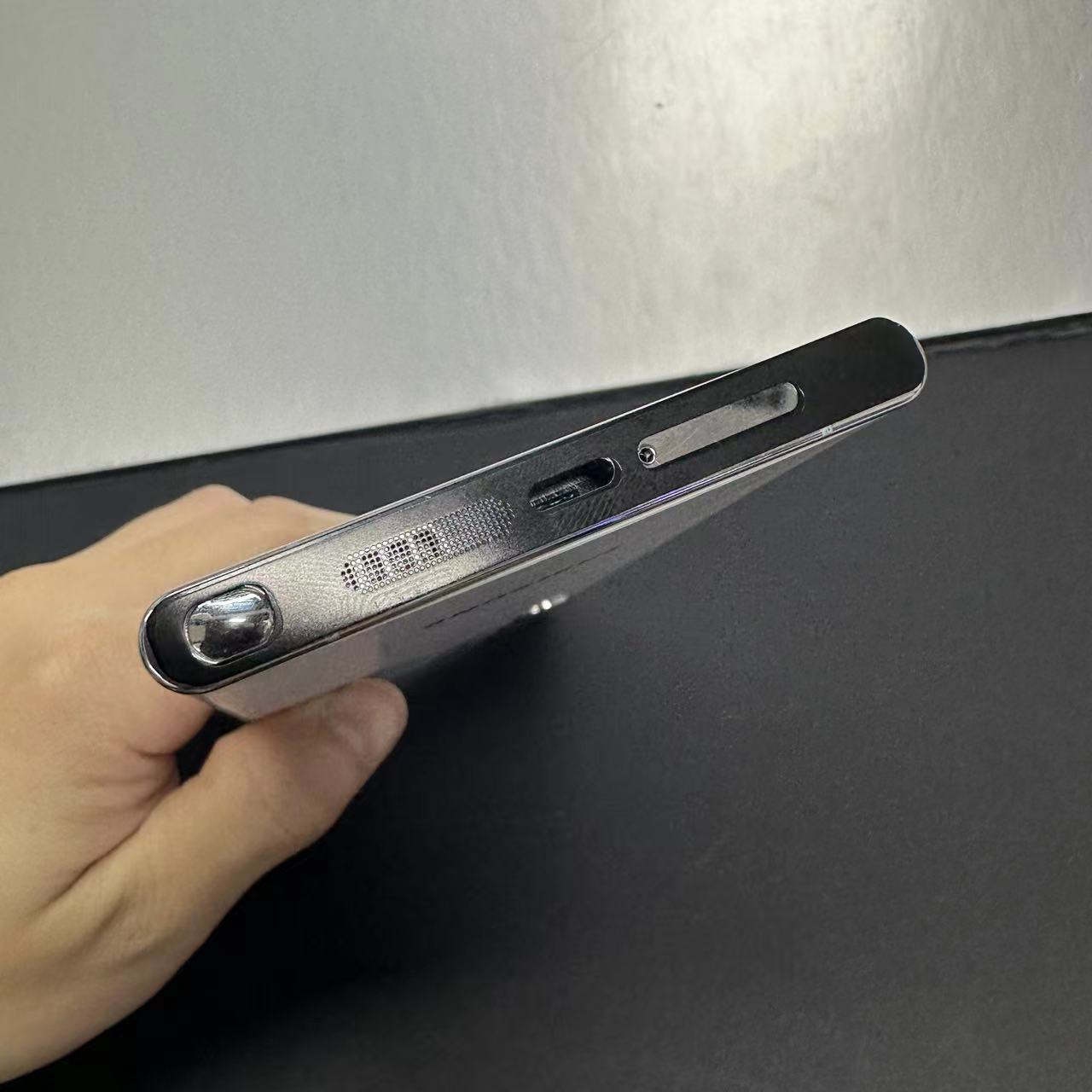 Aplicable a Samsung s24ultra cargador polvo red s23ultra altavoz metal integrado polvo protección neta