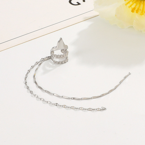 Elegant, minimalist European and American-style elf-inspired ear clips—no-piercing design featuring a chic, niche-worthy long-chain tassel ear cuff.