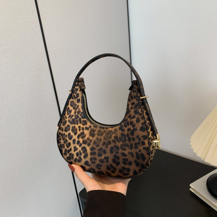Exquisita moda con estampado de leopardo 2024 nuevo estilo estilo occidental patrón de cebra personalidad textura tendencia mensajero portátil bolso de luna nueva mujer