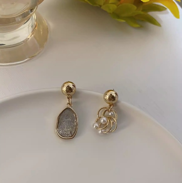 Mosquito bobina clip de oreja sin oreja de alto grado de luz pendientes de perlas de lujo pendientes retro de las mujeres pendientes de metal elegante