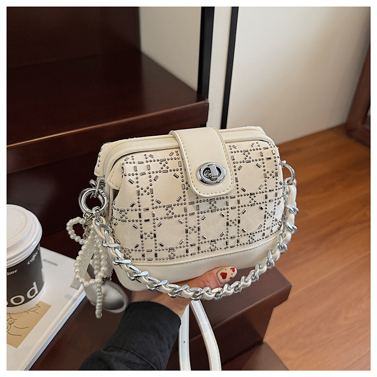 Summer bag: Women's hot diamond lock chain hand-held bucket bag 2025 New style denim blue single-shoulder fashionable crossbody bag undefined