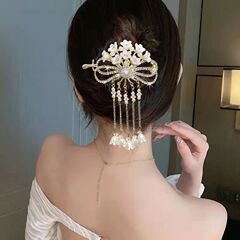 すずらんの花のフリンジヘアは女性の後頭部を挟みます。