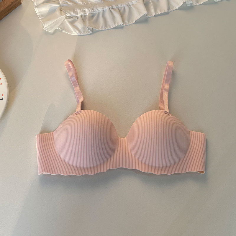 メーカー直販下着の女性の胸が大きくて、手のひらカップの一枚式の無痕ストライプが集まっています。|undefined