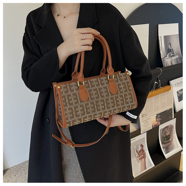 Autumn And Winter Small Bag 2021 New Large-capacity Female Bag Fashion Temperament Messenger Retro Handbag display picture 13